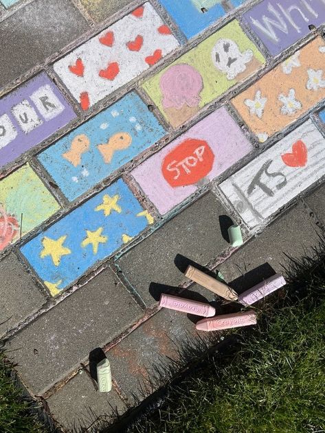 Chalk Art Aesthetic, Summer Chalkboard Art, Street Chalk Art, Chalk Activities, Fun Chalk Art, Chalk Ideas, Sweet Sixteen Birthday Party Ideas, Chalk Design, Sidewalk Chalk Art