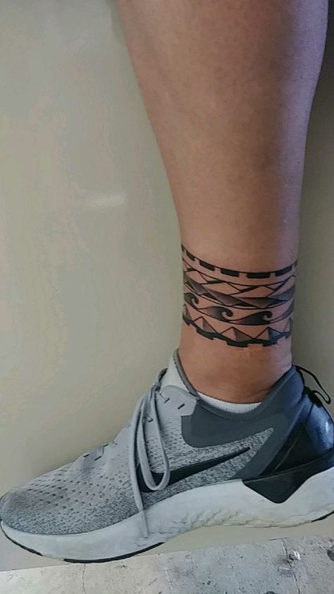 Leg Band Tattoos, Wrap Around Wrist Tattoos, Wrist Band Tattoo, Tattoo Pierna, Band Tattoos For Men, Wrist Bracelet Tattoo, Sunflower Tattoo Sleeve, Leg Henna, Wakeboard Boats