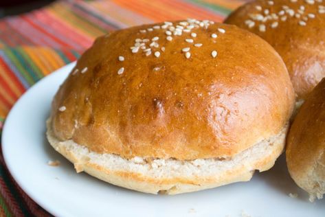 Fast, No-Rise Homemade Hamburger Buns {Small Batch} Yeast Hamburger Buns, Vegan Hamburger Buns, Buns Recipe Easy, Homemade Burger Buns, Hamburger Rolls, Burger Buns Recipe, Hamburger Bun Recipe, Homemade Hamburger Buns, No Yeast Dinner Rolls