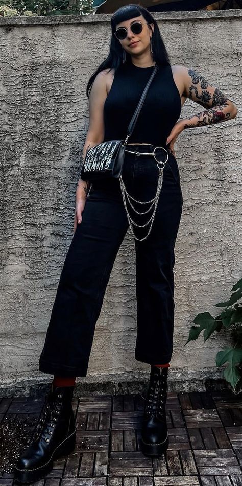 Edgy Monochromatic Outfit, Elegant Alternative Style, All Black Thanksgiving Outfit, Alternative Fashion Office, Alternative Work Outfit Professional, Retro Alternative Fashion, Edgy Hourglass Outfits, Goth Chic Outfits Summer, Alternative Smart Casual