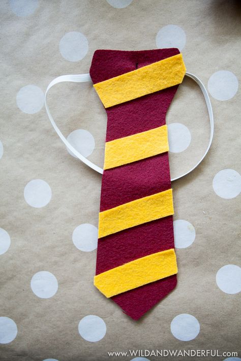 DIY Harry Potter House Ties – Wild+Wanderful Harry Potter Kawaii, Harry Potter Motto Party, Harry Potter Diy Crafts, Harry Potter Weihnachten, Baby Harry Potter, Hery Potter, Harry Potter Day, Harry Potter Theme Birthday, Imprimibles Harry Potter