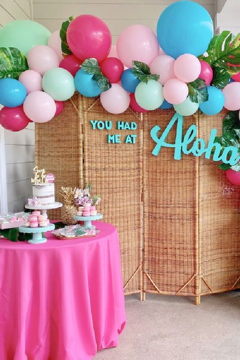 Hawaiian Themed Engagement Party, Luau Wedding Shower Ideas, Hawaiian Themed Bridal Shower Ideas, Luau Bachelorette Party Ideas, Aloha Bridal Shower Ideas, Bridal Shower Luau Theme, Hawaii Bridal Shower Ideas, Luau Engagement Party Ideas, Luau Bridal Shower Ideas Decor