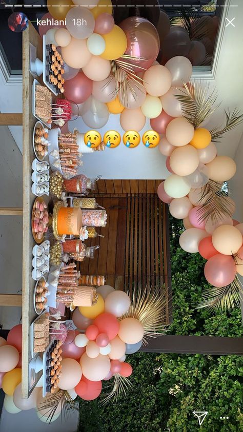 Grad Party Ideas 2024, Grad Party Decorations Pictures, Floral Party Theme Table Decorations, Aesthetic Grad Party Decor, Party Centerpiece, Grad Party Food Table Display, Senior Party Themes High Schools, Big Graduation Party, Grad Party Outside