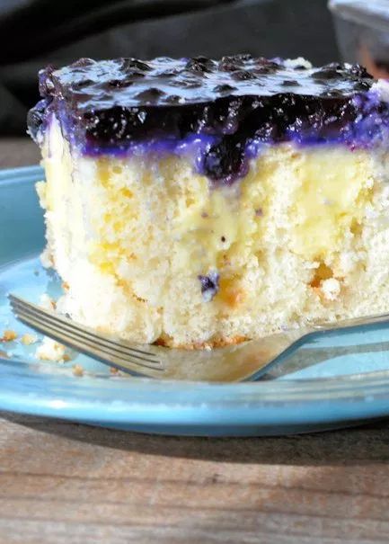 Blueberrie Recipes, Vanilla Pudding Poke Cake, Blueberry Poke Cake, Amazing Cake Recipes, Pudding Poke Cake, Dump Cakes, Poke Cake Recipes, Pecan Cake, Poke Cakes