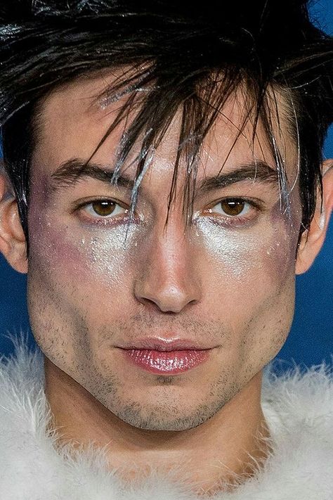 2000s Makeup Looks, Disco Makeup, Futuristic Makeup, Make Up Gold, Silver Makeup, Face Art Makeup, Avant Garde Makeup, Ezra Miller, Rave Makeup