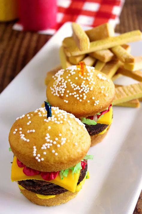 Hamburger Cupcakes And Fries, Juneteenth Dessert Ideas, Scooby Doo Desserts, Desert Imposters, Cheeseburger Cookies, Frosting Boards, Cupcake Hamburger, Food Imposters, Cupcake Decoration Ideas