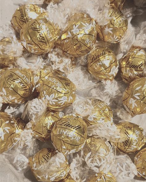 #chocolate #lindor Lindor Chocolate Aesthetic, Lindt Chocolate Aesthetic, Lindt Christmas, Lindt White Chocolate, Valentine Chocolates, Chocolate Lindt, Lindor Chocolate, Salted Carmel, Chocolate Bowl