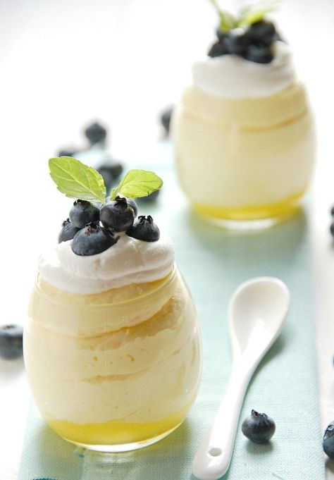 Lemon Curd Mousse with Blueberries | http://thekitchenmccabe.com Lemon Curd Mousse, Mousse Dolce, Resipi Kek, Lemon Mousse, Rich Desserts, Winter Desserts, Mousse Recipes, Think Food, Lemon Desserts