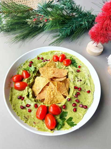 Christmas Guacamole - Lesswithlaur Christmas Guacamole Wreath, Guacamole Bowl Ceramic, Fun Holiday Food, Avocado Sauce, Vegan Candies, Best Christmas Recipes, Christmas Dinner Party, Hot Chocolate Mix, Candied Pecans