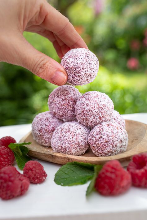 Himbeer Energy Balls selber machen Low Calorie Breakfast, Nutritional Snacks, Power Balls, Low Calorie Dessert, Filling Food, Energy Snacks, Bliss Balls, Low Carb Dessert, Low Calorie Snacks