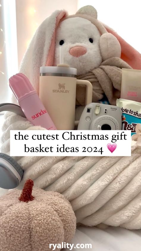 obsessed with these christmas gift basket ideas for women Birthday Burr Basket, Cute Christmas Basket Ideas, Christmas Gift Box Ideas For Women, Christmas Gift Basket Ideas For Women, Winter Gift Basket Ideas, Burr Basket Ideas Under 20$, Basket For Bf, Christmas Gift Baskets Ideas, Basket Ideas For Best Friend