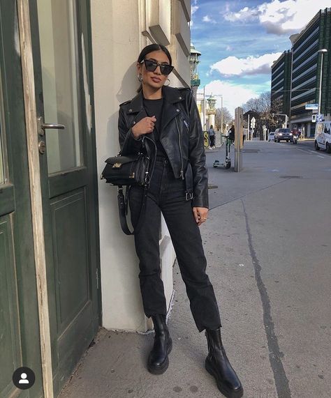 Black Denim Midi Skirt, Looks Pinterest, Black Look, Winter Fashion Outfits Casual, All Black Looks, Leather Jacket Outfits, Streetstyle Fashion, Smart Casual Outfit, All Black Outfit