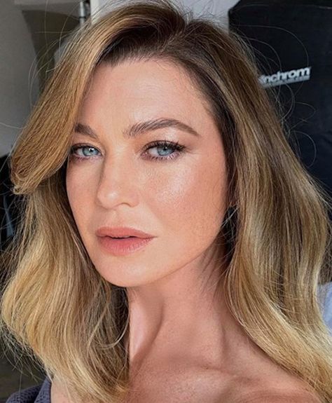 Blonde Hair with Dark Roots is the Latest Hollywood Hair Color Trend Meredith Grey Hair, Greys Anatomy Cast, Derek Shepherd, Hollywood Hair, Ellen Pompeo, Dark Roots Blonde Hair, Meredith Grey, Long Hair With Bangs, Hair Color Trends