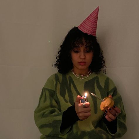 Birthday Instagram Ideas Aesthetic, Birthday Hats Aesthetic, Party Hats Aesthetic, Creepy Birthday Aesthetic, Meaningful Photoshoot, 17 Birthday Picture Ideas, Solo Birthday Aesthetic, Solo Birthday Photoshoot, Solo Birthday Ideas Aesthetic