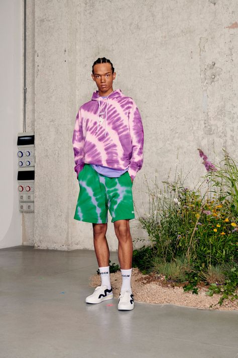 MSGM Spring 2021 Menswear Collection - Vogue Tie Dye Outfits, Vogue Russia, Runway Trends, Young Men, Mens Fashion Trends, Vogue Paris, Primavera Estate, Green And Purple, Men Fashion