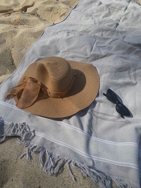 Sunglasses Aesthetic, Sea Vacation, Sea Aesthetic, Hat Aesthetic, Beach Hats, Beach Pics, Aesthetic White, Beach Shoot, White Sea