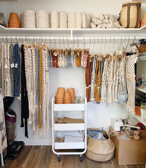 Macrame Store Display, Handmade Shop Ideas, Macrame Work Station Diy, Macrame Booth Display, Macrame Market Display, Macrame Work Station, Macrame Workspace, Macrame Store, Macrame Storage