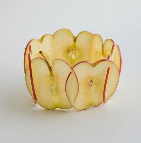 How Do You Like Them Apples? Can Sun's Playful Sculptures Emerge from Bright Red Fruit — Colossal Fruit Sculptures, Apple Art, Colossal Art, Modern Crafts, Sun Art, Art How, Red Fruit, 영감을 주는 캐릭터, Everyday Objects