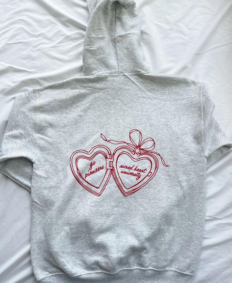 Sorority Logo Ideas, Sorority Valentines Day Shirt, Merch Design Ideas Aesthetic, Sorority Sweatshirt Design, Sorority Apparel Ideas, Bed Party College, Coquette Heart, College Merch, Bed Party