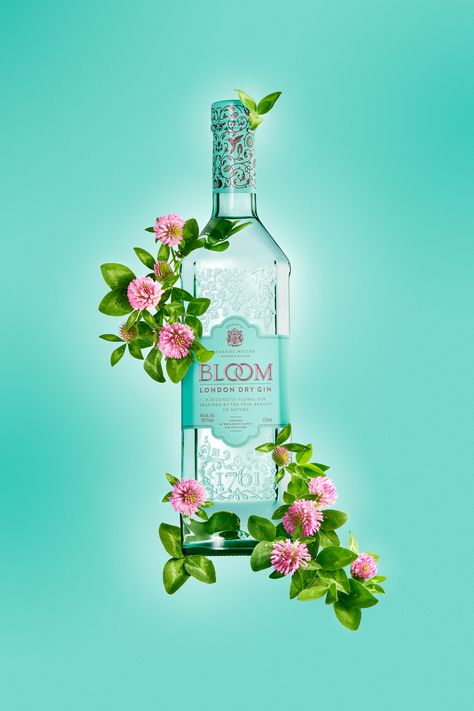 Bloom Gin Stella Mccartney Perfume, Bloom Gin, Gin Alcohol, Alcohol Store, Gin O Clock, Cocktail Illustration, Gin Brands, Lighting Techniques, London Dry Gin