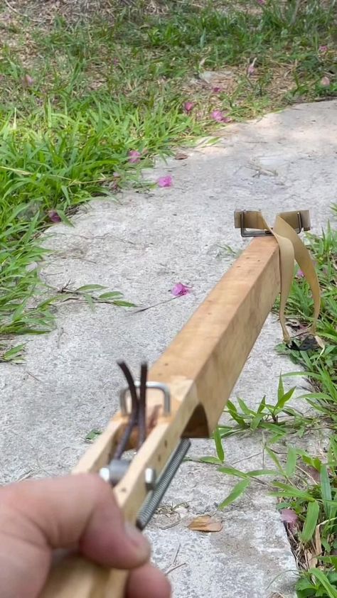 Slingshot Craft, Homemade Slingshot, Wooden Slingshot, Backyard Party Games, Diy Slingshot, Survival Project, Woodworking Organization, Free Energy Projects, Machining Metal Projects