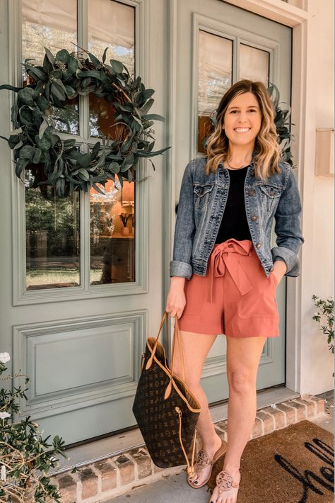 High Shorts Outfit, Feminine Shorts Outfit, How To Style High Waisted Shorts, Rust Shorts Outfits, Size 12 Summer Outfits Casual, Summer Work Outfits Shorts, Rust Shorts Outfits Summer, Rust Colored Shorts Outfit, Shorts Outfit With Blazer