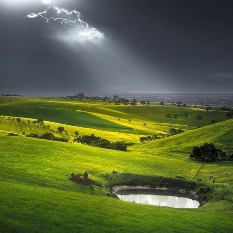 Beautiful ! Lightning Photos, Riders On The Storm, Adelaide Hills, Calm Before The Storm, Earth Art, Foto Art, Nature Aesthetic, Landscape Photos, Amazing Nature