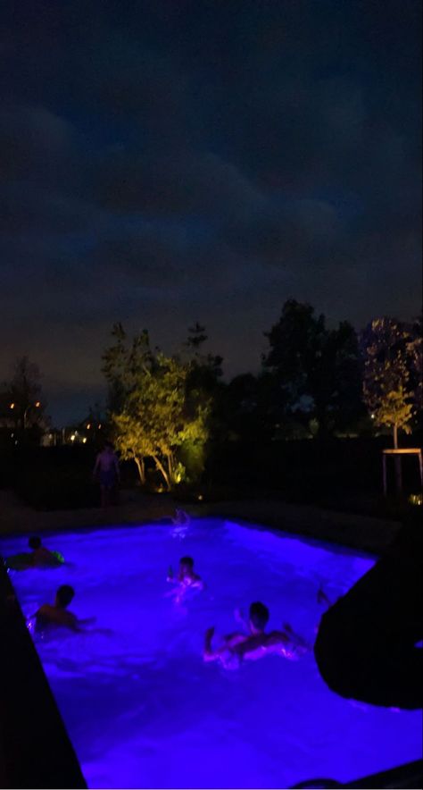 Swimming Pool Party Aesthetic, Friends Asthetics Wallpaper, Outdoor Pool Aesthetic, Pool Party At Night, Night Swimming Aesthetic Pool, Party Asthetics, Night Time Pool Party, Pool Aesthetic Night, Aesthetic Pool Party