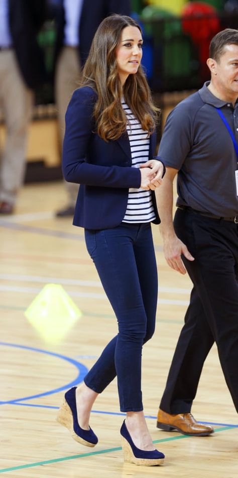 Image Kate Middleton Street Style, Kate Princess, Kate Middleton Outfits, Kate Middleton Style, Princess Catherine, Catherine Princess Of Wales, Duchess Kate, Denim Branding, The Duchess