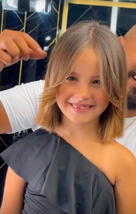 hair style Hair Cut Girls Children, Elementary Girl Haircut, Children's Haircuts Girl, Kids Long Bob Haircut, Shoulder Length Hair For Girls Little, Hair Cuts For Kids Girls Ideas, Kid Curtain Bangs, Kindergarten Haircut Girl, Girls Curtain Bangs Kids