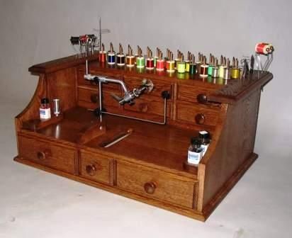 fly tying bench...if Daniel keeps up all this fly fishing madness, he may just need one of these : ) Fly Tying Bench, Fly Tying Vises, Fly Tying Desk, Fly Tying Tools, Desk Plans, Fly Fishing Tips, Fly Fishing Gear, Fly Tying Patterns, Bench Plans