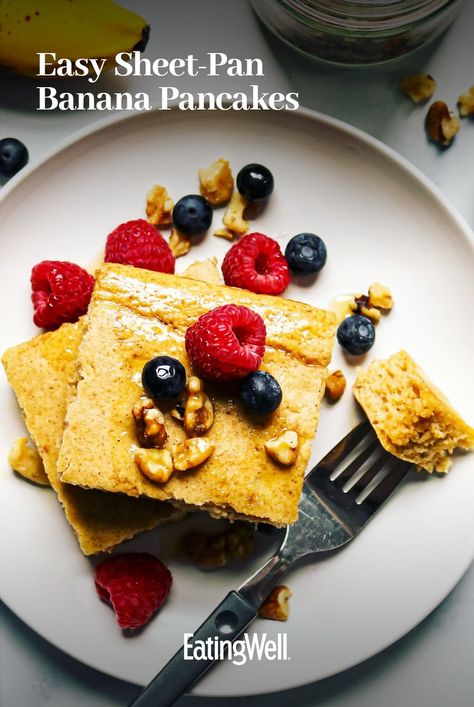 These meal-prep-friendly baked pancakes get a boost of satiating power thanks to the high-protein pancake and waffle mix, which also saves prep time. #healthyeating #healthyfoods #healthylifestyle #healthyrecipes#breakfast#healthybreakfast#breakfastideas#brunchideas#healthybreakfastrecipes Banana Sheet Pan Pancakes, Pancake And Waffle, Sheet Pan Pancakes, Pan Pancakes, High Protein Pancakes, Baked Pancakes, Overripe Bananas, Waffle Mix, Vegetarian Dinners