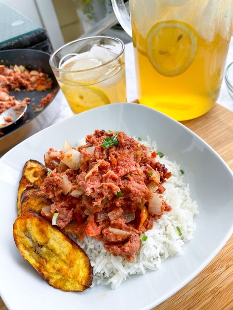 Jamaican Beef Recipes, Corn Beef Canned Recipes, Jamaican Bully Beef Recipe, Bully Beef Recipes, Jamaican Corned Beef, Jamaican Curry Rice, Bully Beef Jamaican, Jamaican Homes, Carribean Beef Curry With Potatoes