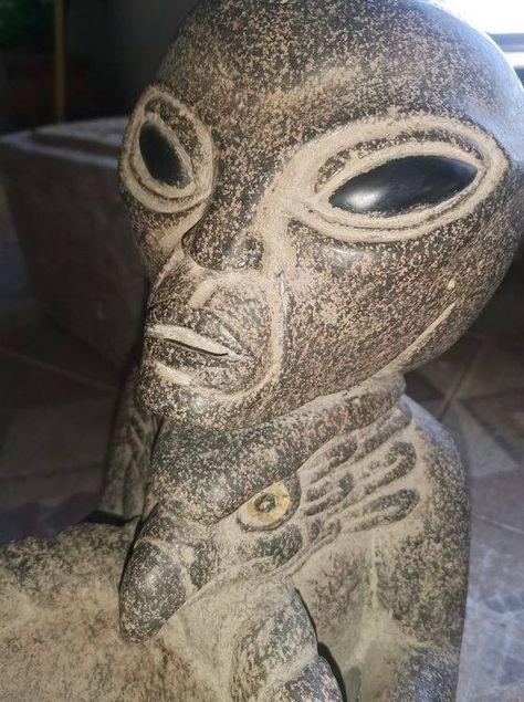 Aztec Statues, Crop Circles Sacred Geometry, Ufo Evidence, Ancient Relics, Aliens History, Alien Artifacts, Egypt Concept Art, Ancient Drawings, Ancient Astronaut