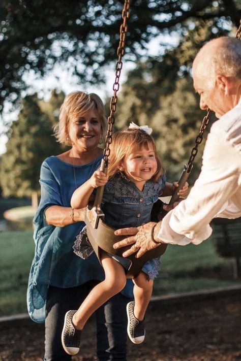 Grandparents Photography, Photoshoot Boy, Grandparent Photo, Big Family Photos, Fall Family Photos, Family Photo Sessions, Family Outdoor, Couple Photography Poses, Fall Family