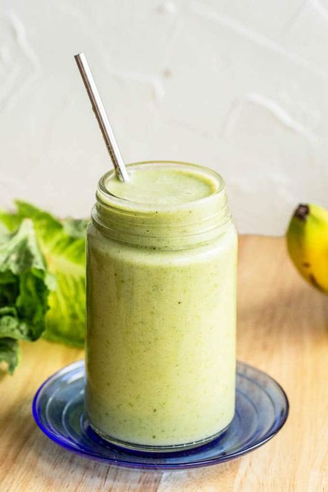 Did you know that you can add romaine lettuce to your smoothies for a hydrating boost of nutrition?   #lettuce #smoothie #greensmoothie #healthfood #nutrition Lettuce Smoothie Recipes, Lettuce Smoothie, Morning Coffee Smoothie, Veggie Smoothie Recipes, Sweet Potato Smoothie, Lettuce Recipes, Carrot Smoothie, Detox Waters, Veggie Smoothies