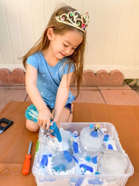 Easy Frozen Ice Sensory Bin that is STEAM Approved! • Tiffanie Anne Blog Frozen Activity, Disney Steam Activities, Olaf Party Ideas, Frozen Sensory Play, Frozen Toys In Ice Activity, Ice Kids Activities, Frozen Sensory Bin, Elsa Birthday Party Games, Frozen Party Games For Kids