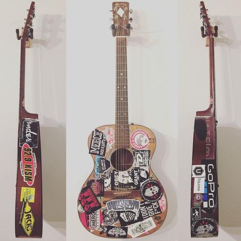 Guitar Acoustic Design, Acoustic Guitar Stickers Ideas, Sticker Bombed Guitar, Cool Acoustic Guitar Designs, Acoustic Guitar Aesthetic Stickers, Decorated Guitars Stickers, Stickers On Guitar Acoustic, Stickers On Guitar, Custom Guitars Acoustic