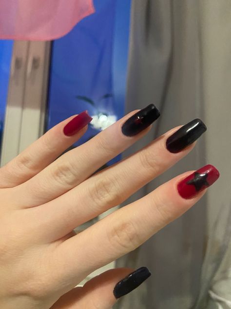 Nail Inspiration Red And Black, Short Acrylic Nails Black And Red, Red Black Star Nails, Nails Inspo Red And Black, Red Black Nails Ideas, Star Nails Red And Black, Red Nails Black Star, Black Nails Red Design, Easy Grunge Nails