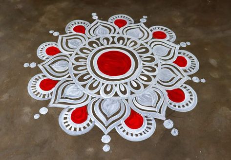 Rangoli Painting On Floor Border, Jhuti Designs, Circular Rangoli Designs, Simple Daily Rangoli Designs, Paint Rangoli Designs On Floor, Alpona Design Bengali, Painting Rangoli Design, Round Rangoli, Jhoti Design