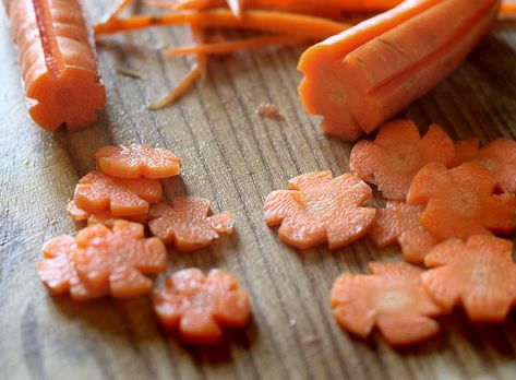 Vegetable Appetizer, Vegetable Appetizers, Carrot Flowers, Decorações Com Comidas, Daucus Carota, Split Pea, New Roots, Fun Kids Food, Kids Lunch