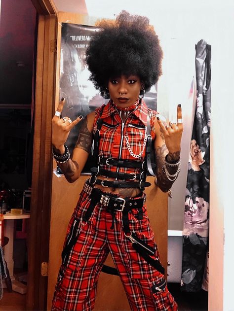 Black Alt People, Punk Black Women, Grunge Black Women, Afropunk Outfits, Curious Pose, Afropunk Fashion, Punk Poses, Afro Punk Outfits, Punk Hairstyles