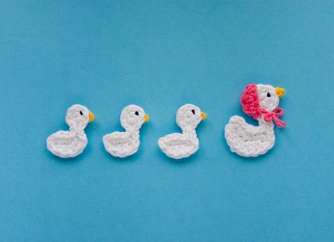 Mom Duck and her Ducklings by One and Two Company, via Flickr Duck Applique, Crochet Duck, Crochet Appliqué, Crochet Applique Patterns Free, Crochet Embellishments, Crochet Appliques, Confection Au Crochet, Applique Pattern, Crochet Applique