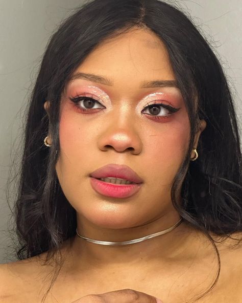 Pink Dance Makeup, Pink Ulzzang Makeup, Peachy Pink Makeup Look, Jelly Eye Makeup, Salmon Pink Makeup, Pink Makeup Looks Brown Skin, Warm Tone Eyeshadow Looks, Makeup For Maroon Outfit, Enhypen Makeup Inspired