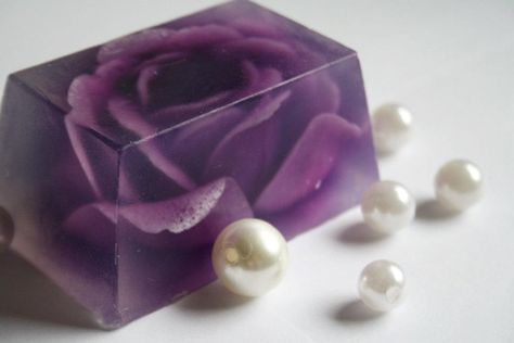 That's so amazing how the flower is inside. I feel bad when I look at my soaps vs some of the true art others can produce Transparent Soap, Mp Soap, Soap Melt And Pour, Fancy Soap, Soap Craft, Bar Of Soap, Flower Bar, Homemade Soap Recipes, Flower Soap