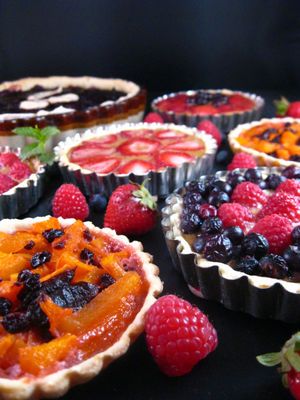 Medieval-fruit-tarts Apricot Tart Recipe, Sweet Red Wine, Pastry Dough Recipe, Medieval Recipes, Sweet Red Wines, Fruit Tarts, Berry Tart, Ancient Recipes, Tart Baking