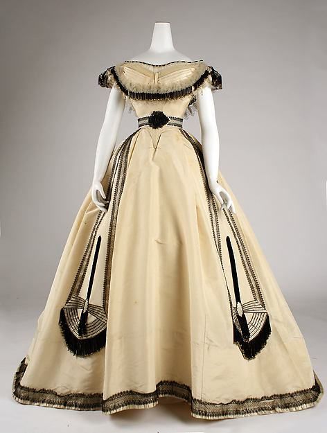 Ball gown Designer: Emile Pingat (French, active 1860–96) Date: ca. 1860 Culture: French Medium: silk Gaun Abad Pertengahan, House Of Worth, 1860 Fashion, 1800s Fashion, 19th Century Fashion, Old Dresses, Antique Dress, Vintage Gowns, Antique Clothing