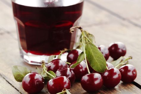 Cherry Juice Benefits, Health Benefits Of Cherries, Green Drink Recipes, Natural Remedies For Insomnia, Tart Cherry Juice, Homemade Juice, Cinnamon Tea, Nutrition Articles, Cherry Recipes