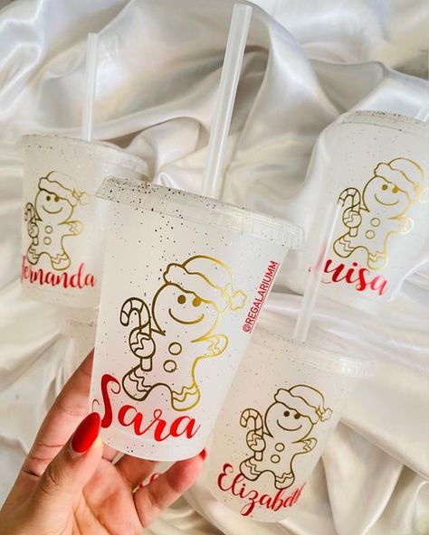 Regalarium on Instagram: "Starbucks mini🤩🎅🏻☃️❤️💫 Da un toque especial a tus reuniones, posadas o fiestas con vasos personalizados 😍💫🙌🏻 Agenda tu pedido con anticipación por WhatsApp 📱6681912606" Plastic Tumbler Vinyl Ideas Christmas, Cricut Xmas Projects, Christmas Cricut Cups, Cricut Gift Ideas Christmas, Posada Ideas, Christmas Cups Vinyl, Christmas Gifts Cricut, Office Christmas Presents, Cricut Projects Christmas