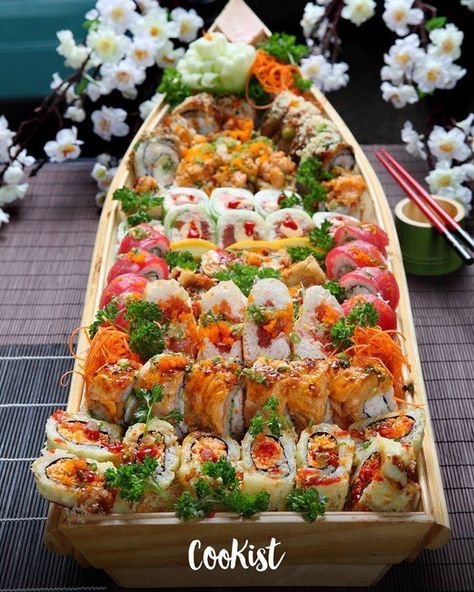 Sushi Buffet, Sushi Boat, Food Set Up, Japanese Food Sushi, Cookist Wow, Sushi Platter, Nigiri Sushi, Sushi Party, Sushi Night